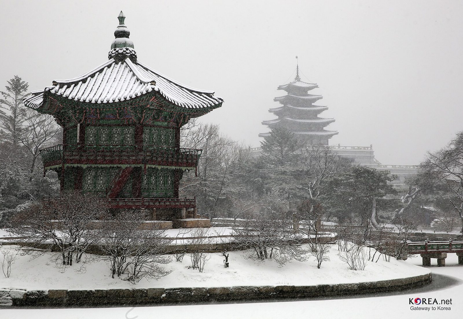 Snow at a palace in Seoul