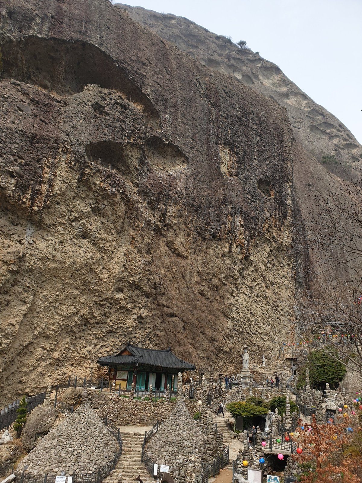 The towering conglomerate cliff of Maisan above Tapsa temple
