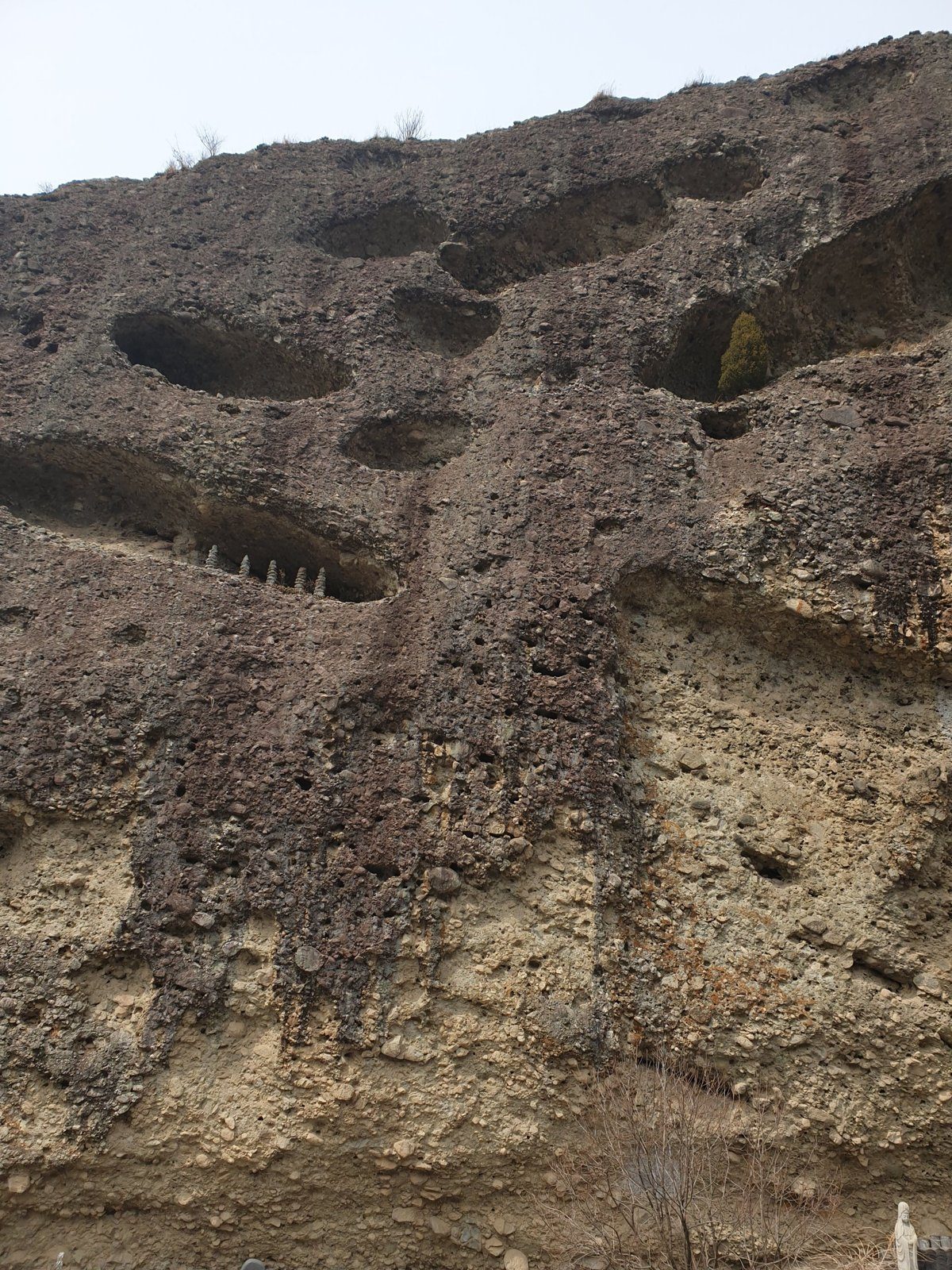 Rounded tafoni hollows in the conglomerate cliff above Tapsa